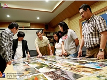 The committee considered the selection
of photos of students submitted to the
contest. Short-term training program in
photography in Japan