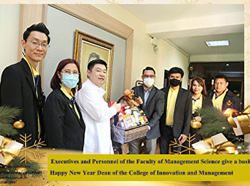 Executives and Personnel of the Faculty
of Management Science give a basket
Happy New Year Dean of the College of
Innovation and Management