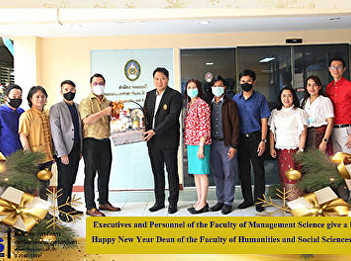 Executives and Personnel of the Faculty
of Management Science give a basket
Happy New Year Dean of the Faculty of
Humanities and Social Sciences