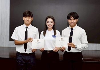 Students from the Faculty of Management
Science received certificates of honor
from the Chairman of the Suan Sunandha
Rajabhat University Council on the
occasion of the Suan Sunandha Rajabhat
University football team winning the
Royal Trophy.
