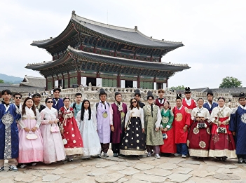 The 3rd cohort of SSRU's Faculty of
Management Sciences students expanded
their learning experience outside the
classroom, studying Korean art and
culture at Gyeongbok Palace and
broadening their perspectives on
international marketing media
production.